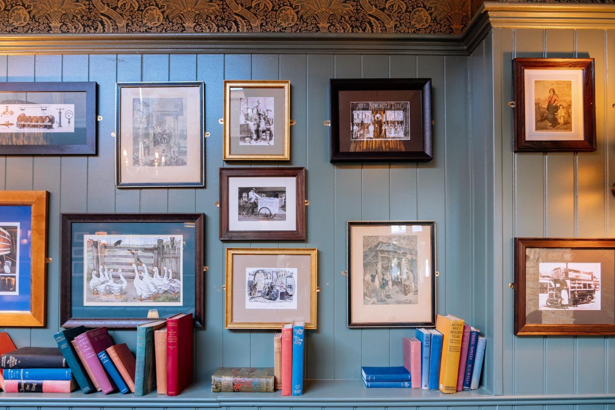 The Royal Oak Hotel Woodford Bagian luar foto