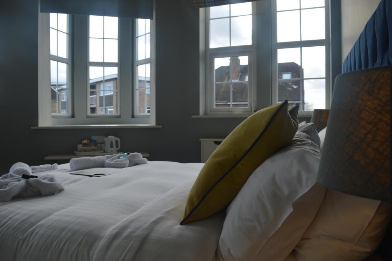 The Royal Oak Hotel Woodford Bagian luar foto