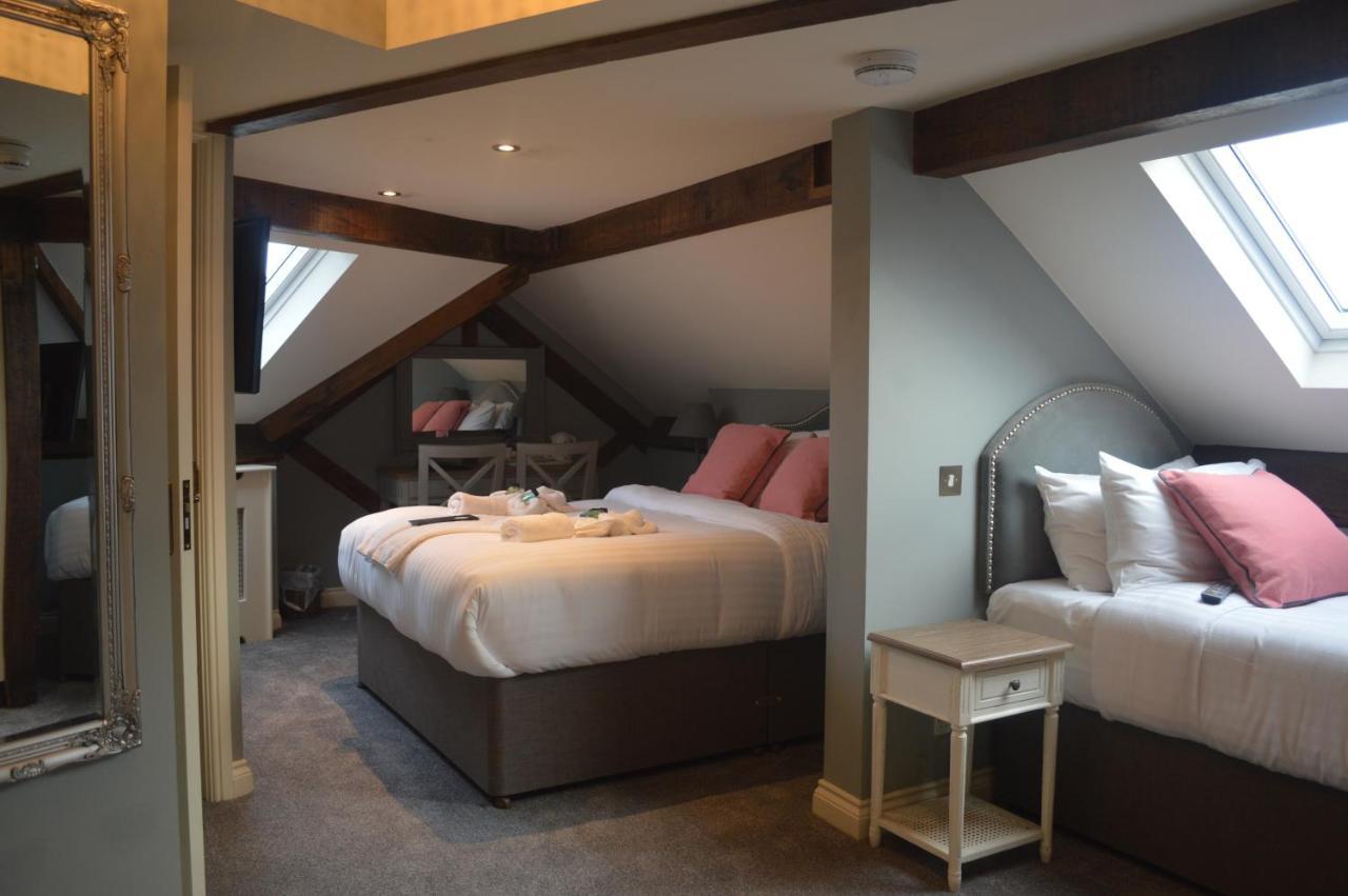 The Royal Oak Hotel Woodford Bagian luar foto