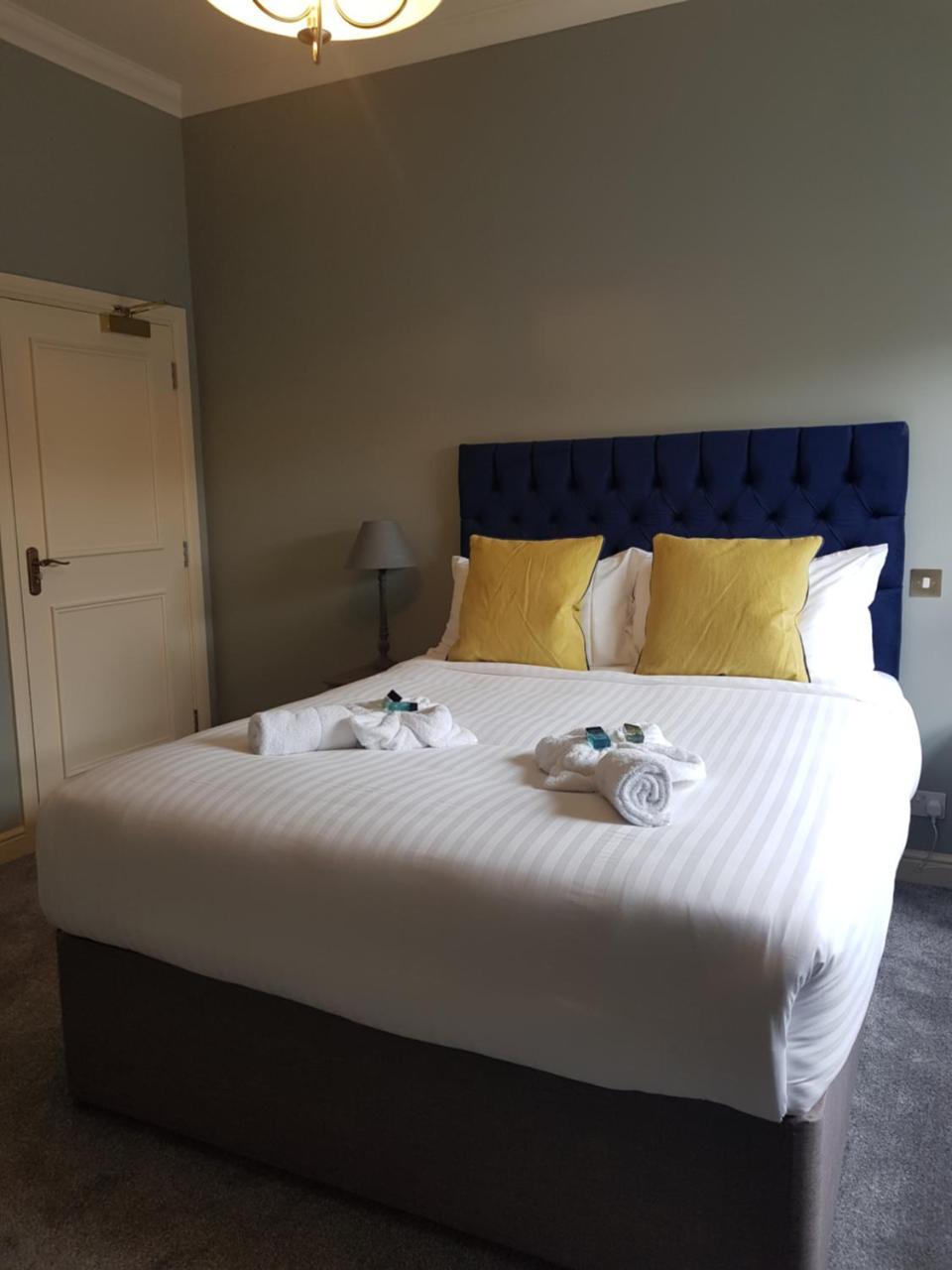 The Royal Oak Hotel Woodford Bagian luar foto
