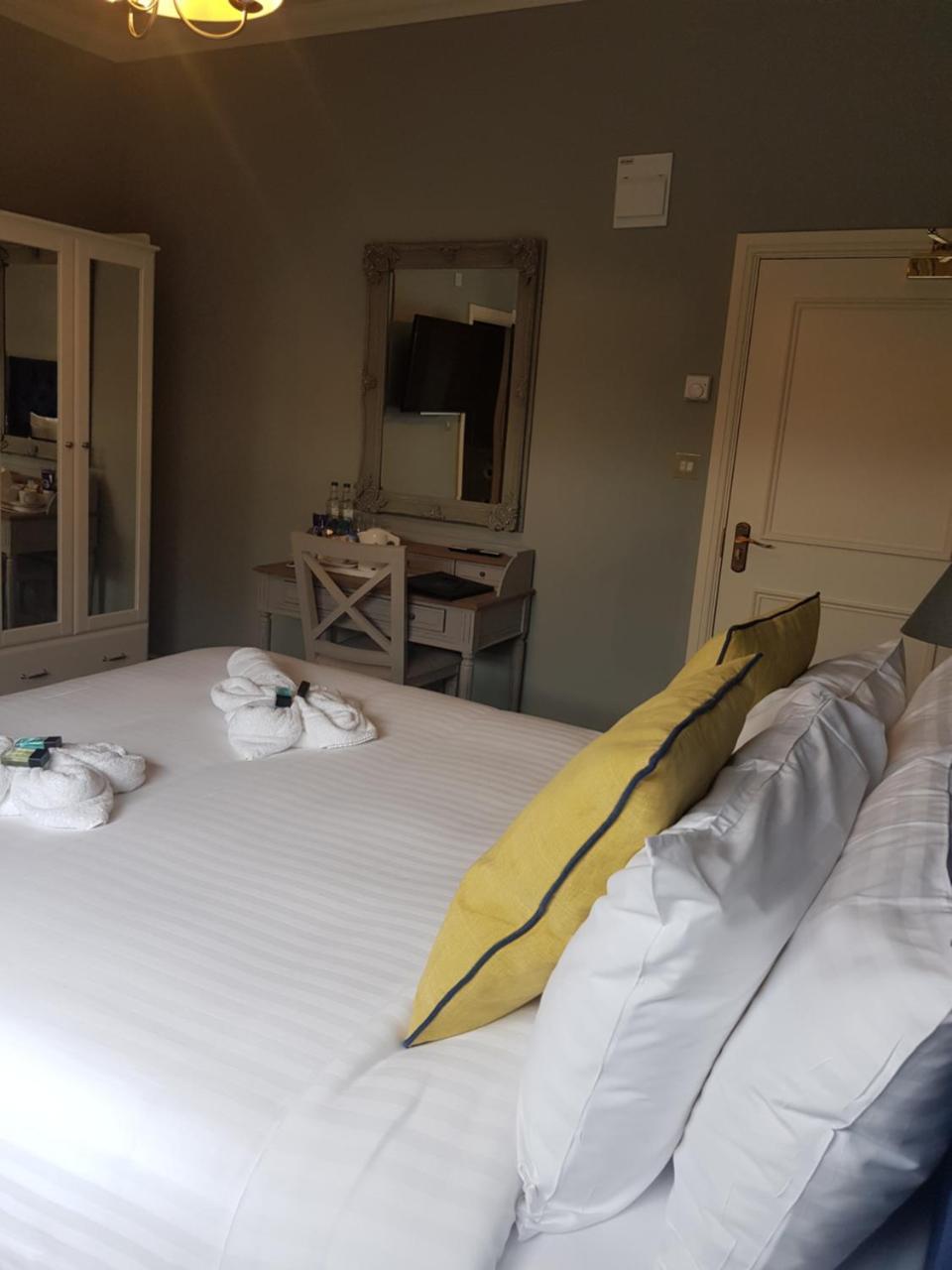 The Royal Oak Hotel Woodford Bagian luar foto